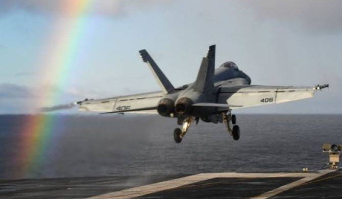 Два американских военных самолета упали в Тихий океан во время заправки в воздухе