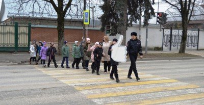 КБР. Световозвращающий лайк в 3Д формате поставили школьники Нальчика вежливым водителям