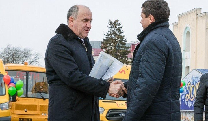 КЧР. КЧР получила 43 новых школьных автобуса и 18 машин скорой помощи