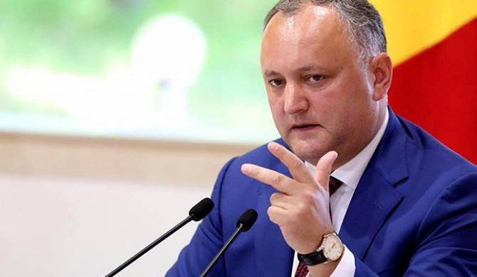 КС Молдавии временно отстранил Додона от должности