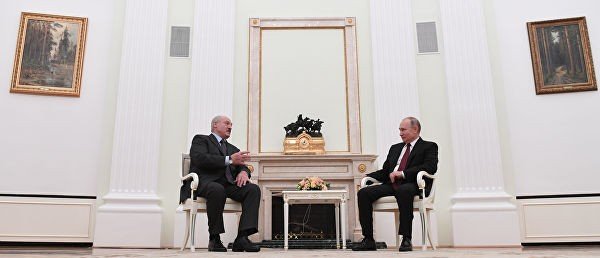 Лукашенко подарил Путину сало и картошку