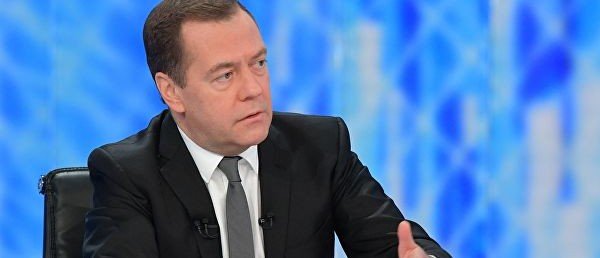Медведев посоветовал чиновникам «включать мозги»