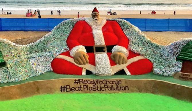 На пляже в Индии появилась скульптура Санта-Клауса из 10 тыс. пластиковых бутылок