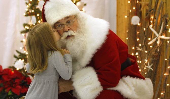 Опрос: дети перестают верить в Санта-Клауса в восемь лет