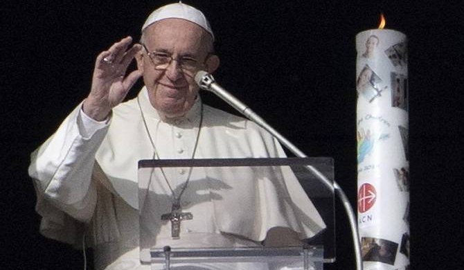 Папа Франциск зажег свечу в знак солидарности с народом Сирии