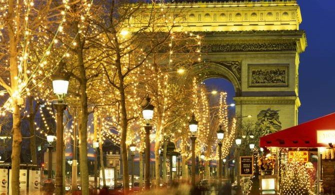 Париж не стал отменять новогодние торжества, несмотря на угрозу протестов