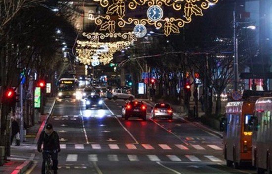 Почему сербская оппозиция выступает против новогоднего украшения Белграда