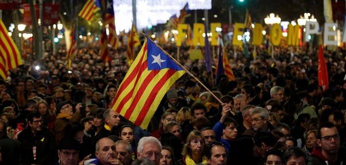 Протесты в Барселоне переросли в столкновения с полицией: Пострадали более 60 человек