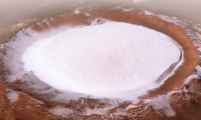Ученые показали замерзшее озеро на Марсе