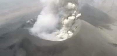 Ученые запустили беспилотник прямо над жерлом вулкана