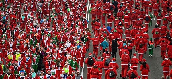 В Мадриде тысячи Санта-Клаусов устроили забег в поддержку борьбы с раком