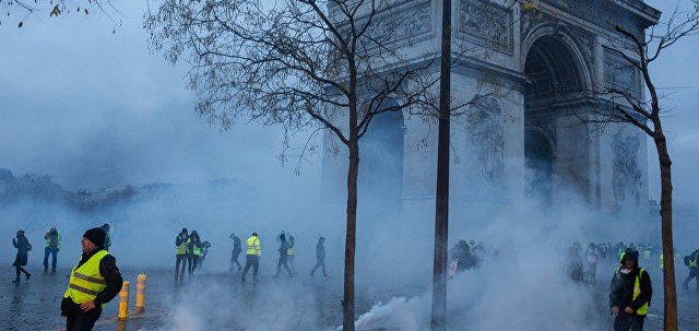 В Париже 13 человек обвинили в разграблении Триумфальной арки