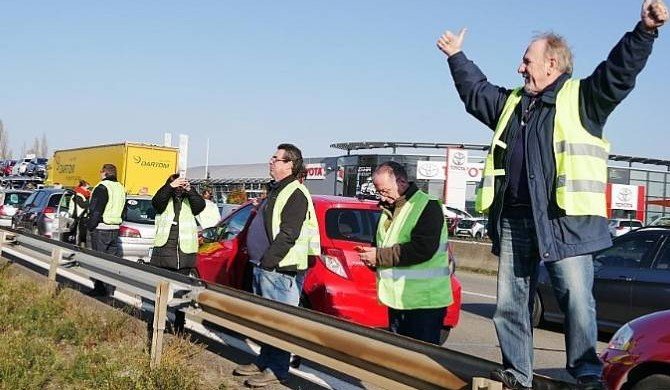 Во Франции более 160 заправок закрыты из-за нехватки топлива