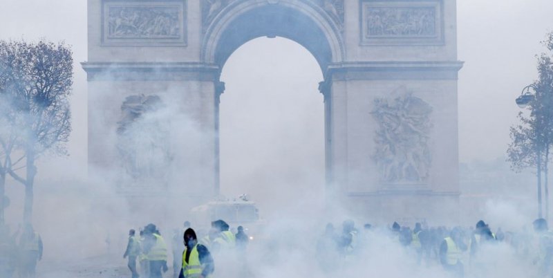 Во Франции могут ввести чрезвычайное положение из-за протестов