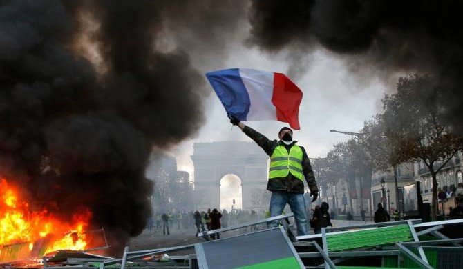 Во Франции за месяц протестов пострадали почти три тысячи человек