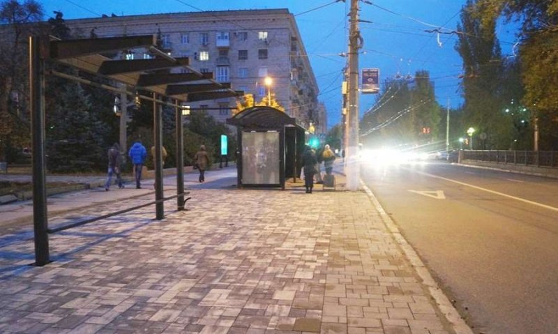 ВОЛГОГРАД. В Волгограде начали устанавливать остановки от композитного завода