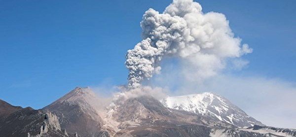 Вулкан Шивелуч на Камчатке выбросил столб пепла почти на семь километров