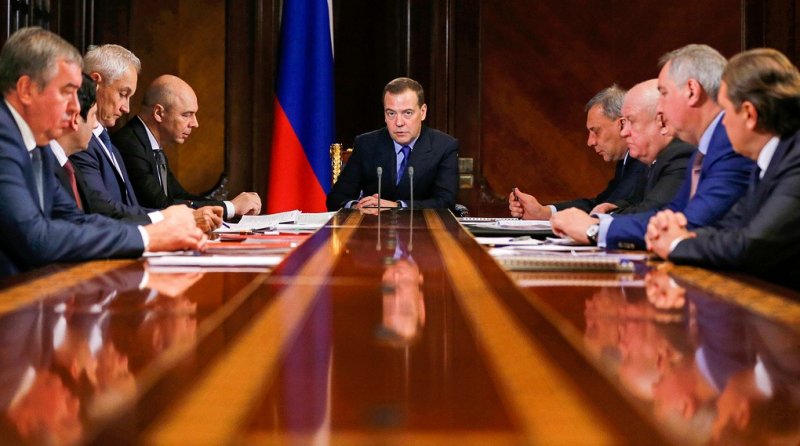 Медведев раскритиковал Роскосмос за прожектерство