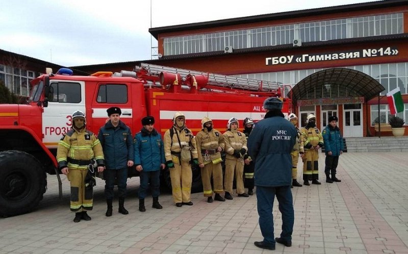 ЧЕЧНЯ. В грозненской гимназии провели спасение условно пострадавших и потушили «пожар»