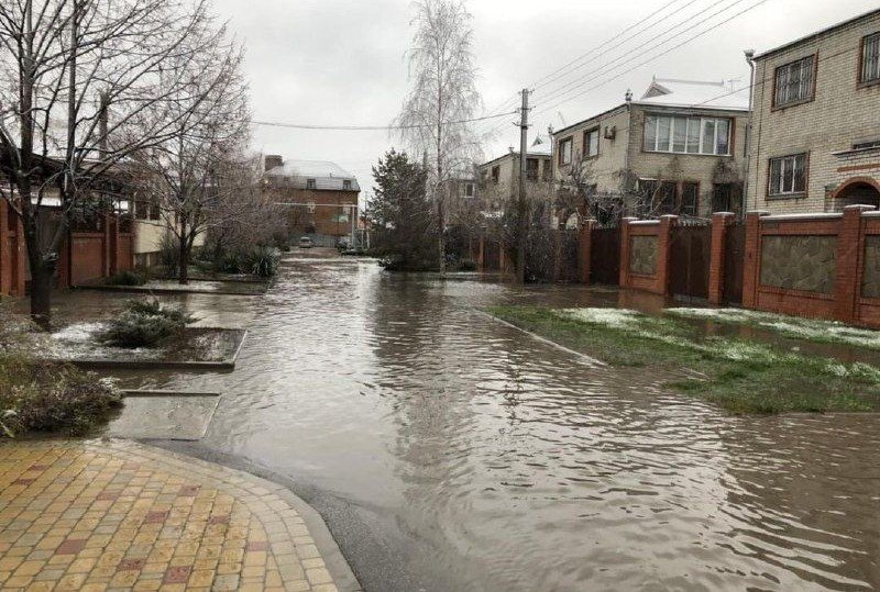КРАСНОДАР. Краснодар опять затопило. На улицах города работает спецтехника