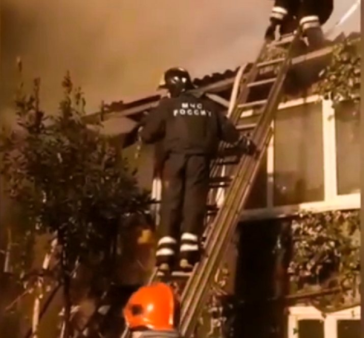 КРАСНОДАР. Пожар уничтожил половину жилого дома в Сочи
