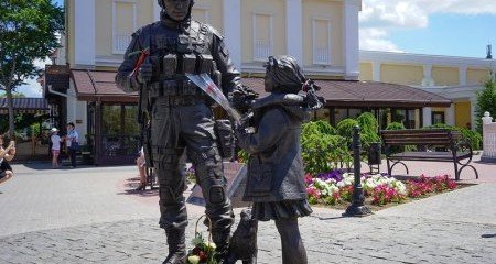 КРЫМ. Памятник «вежливым людям» в Симферополе отмыли от краски за полчаса