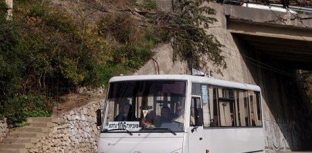 КРЫМ. Жители поселков ялтинского региона не могут добраться домой в вечернее время из-за отсутствия автобусов