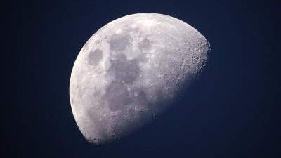 На Луне обнаружили древний камень, прилетевший с Земли