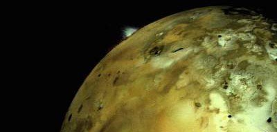 NASA показало вулканические "перья" на луне Юпитера