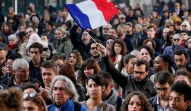 Опрос: население Франции теряет доверие к политикам и институтам власти