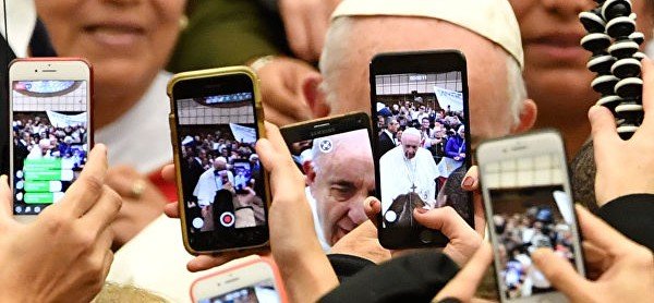 Папа Римский призвал пользователей соцсетей брать пример с общин христиан