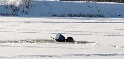 Россияне поехали на тракторе за щукой и утонули