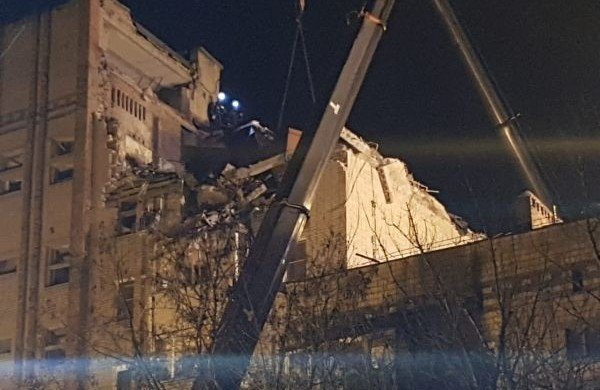 РОСТОВ. Поисково-спасательные работы на месте взрыва дома продолжаются в темное время суток