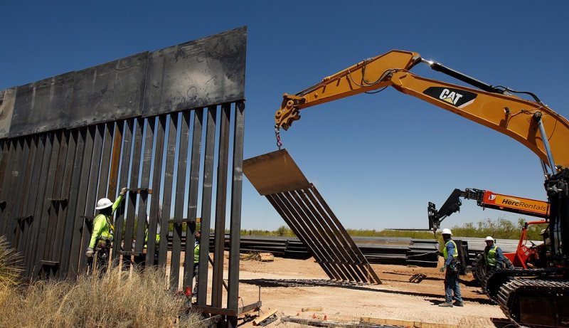 В Белом доме заявили, что Трамп построит стену на границе США даже без согласия Конгресса