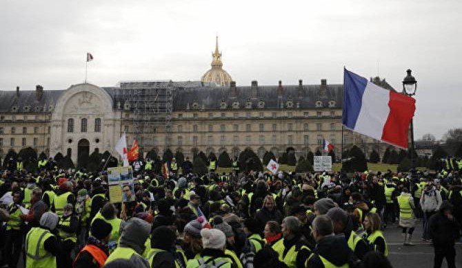 В ходе акции «желтых жилетов» в Париже арестовано 12 человек