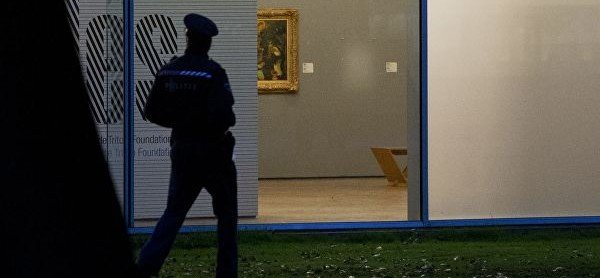 В консульстве Турции в Роттердаме мужчина совершил самоподжог