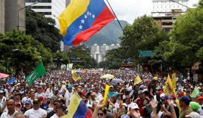 Венесуэла повысила минимальный размер оплаты труда на 300%