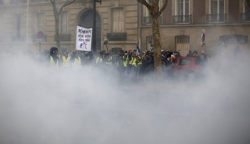 Во Франции задержаны 300 человек в ходе протестов «желтых жилетов»