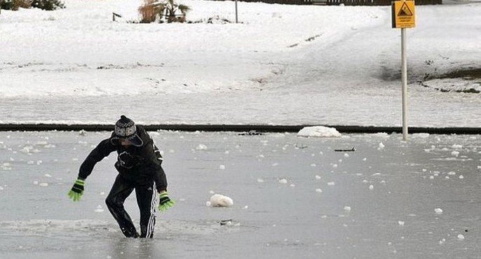 АСТРАХАНЬ. В Астрахани спасали детей, пытавшихся перейти по льду Волгу