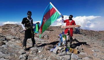 АЗЕРБАЙДЖАН. Азербайджанские спортсмены взошли на высочайшую гору в Андах