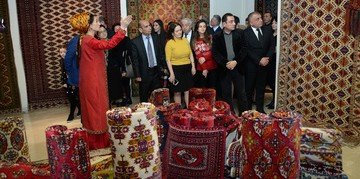 АЗЕРБАЙДЖАН. В Баку открылась выставка туркменских ковров и ювелирных изделий