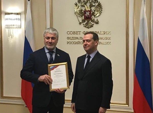ЧЕЧНЯ. Д. Медведев вручил Благодарность сенатору Сулейману Геремееву