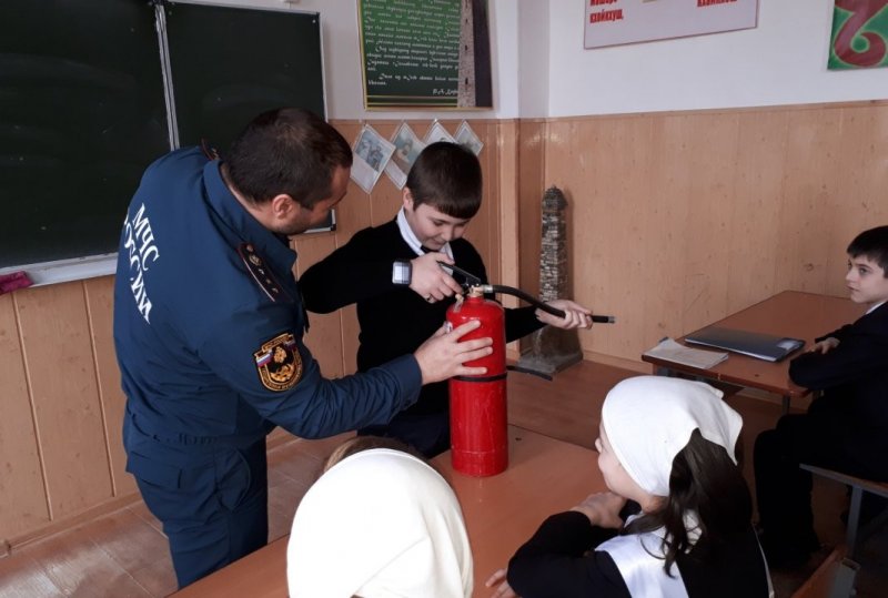 ЧЕЧНЯ. Пожарные провели в школах Чечни обучающие занятия
