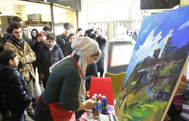 ЧЕЧНЯ. Студенты ЧГПУ учат посетителей "Гранд-парка" рисовать картины