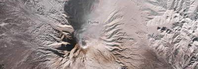 Извержение вулкана на Камчатке показали из космоса