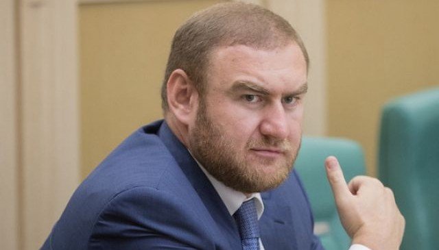 КЧР. Арестованного сенатора Арашукова перевели в камеру с горячей водой