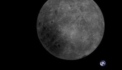 Китайский спутник показал крохотную Землю на фоне огромной Луны