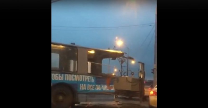 КРАСНОДАР. В Краснодаре грузовик врезался в троллейбус