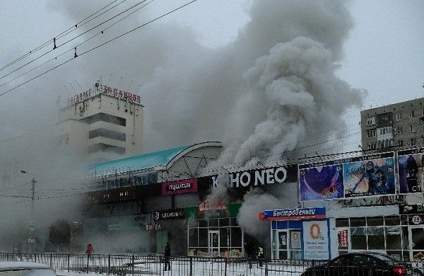 РОСТОВ. Крупный пожар случился в магазине шаурмы в Таганроге: видео