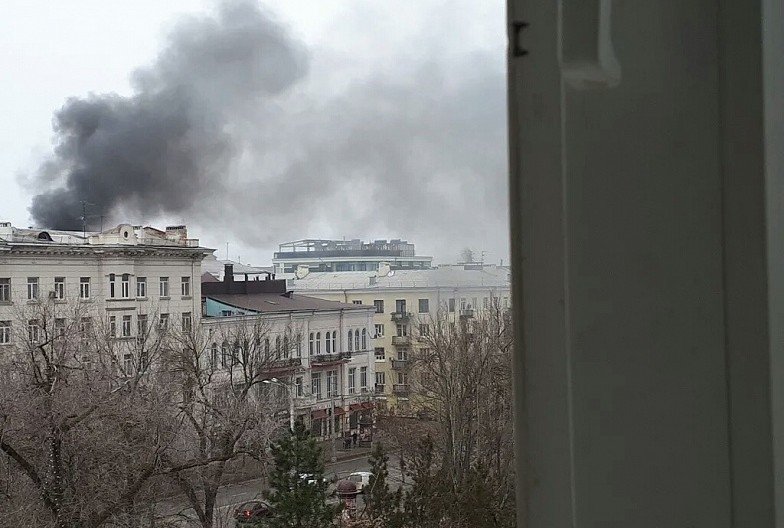 РОСТОВ. В центре Ростова горит крыша жилого дома